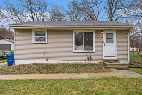 5686 Lake Grove Dr, White Lake, MI 48383