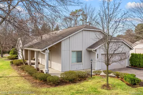 1843 Golf Ridge Dr, Bloomfield Township, MI 48302