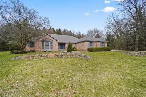 9856 Rattalee Lake Rd, Springfield, MI 48348
