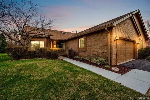 2211 London Bridge Dr, Rochester Hills, MI 48307