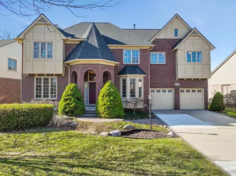 41547 Burroughs Ave, Novi, MI 48377