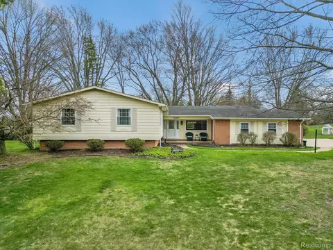 38205 Connaught Dr, Northville, MI 48167