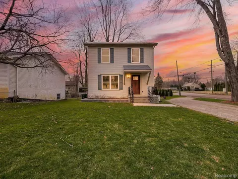 902 Mcclellan St, Orion, MI 48362