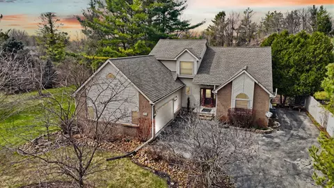 950 Hidden Valley Dr, Orion, MI 48362