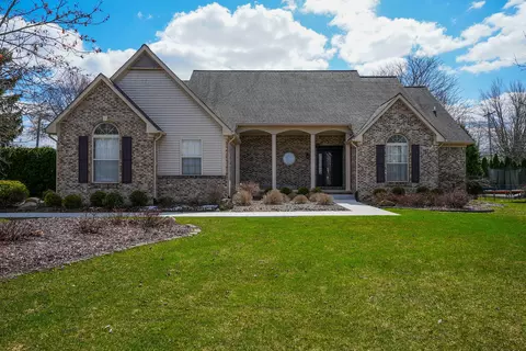 2385 Huntington Dr, Orion, MI 48360