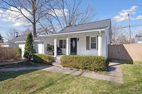 98 Waterly Ave, Waterford, MI 48328