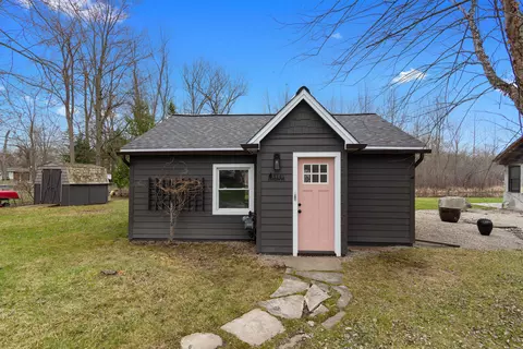 5145 Oakcliff Dr, Waterford, MI 48327