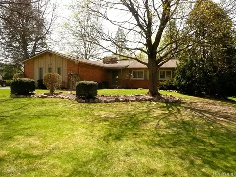831 Del Sher Dr, Genoa, MI 48114