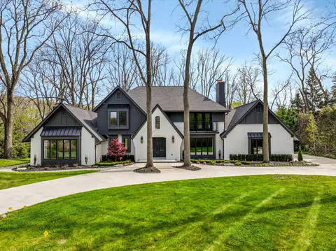 245 Chestnut Cir, Bloomfield Hills, MI 48304