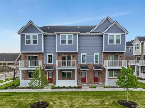 4852 Parkside Ln, Troy, MI 48085
