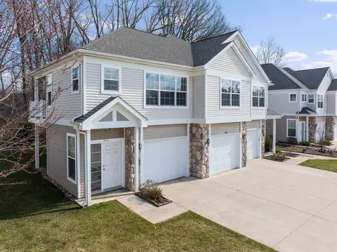 546 Fieldstone Cir N, Chelsea, MI 48118