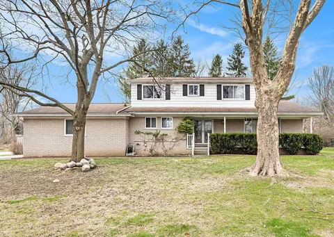 162 Canterbury Trail Dr, Rochester Hills, MI 48309
