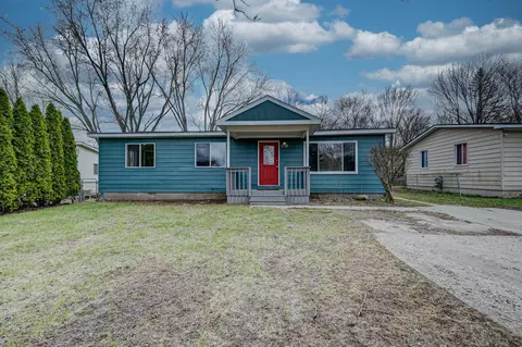 5130 Warmbriar Dr, White Lake, MI 48383