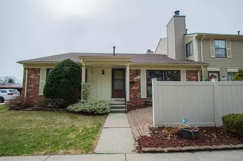 38889 Golfview Dr W, Clinton Township, MI 48038