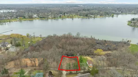 000 Lakeview Dr, White Lake, MI 48386