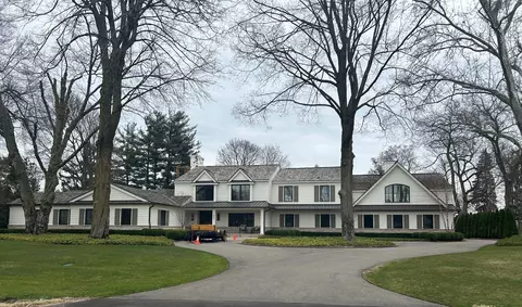 1056 W Glengarry Cir, Bloomfield Hills, MI 48301