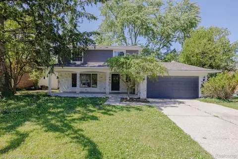19810 Silver Spring St, Southfield, MI 48076