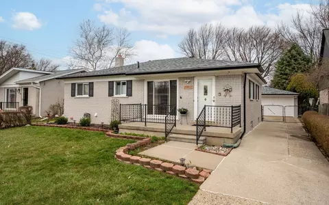 23807 Lakewood St, Saint Clair Shores, MI 48082