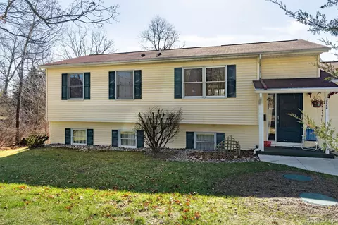 3772 E Coon Lake Rd, Genoa, MI 48843