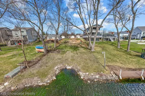 6625 Lanman Dr, Waterford, MI 48329