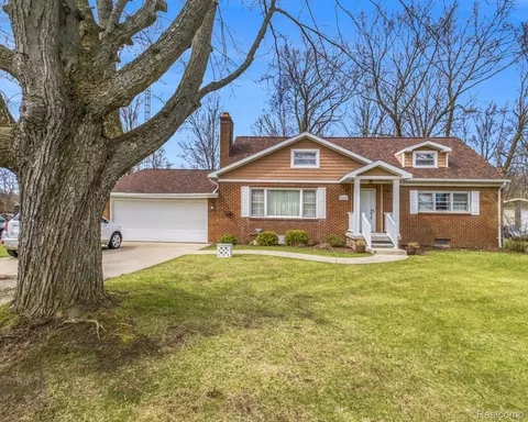 6203 Lake Forest Dr, Grand Blanc, MI 48439