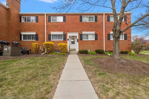 636 E Fox Hills Dr, Bloomfield Hills, MI 48304