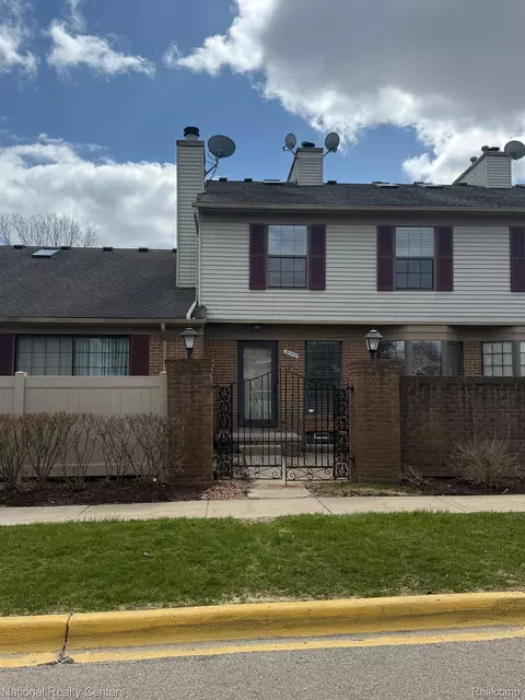 38959 Country Cir, Farmington Hills, MI 48331