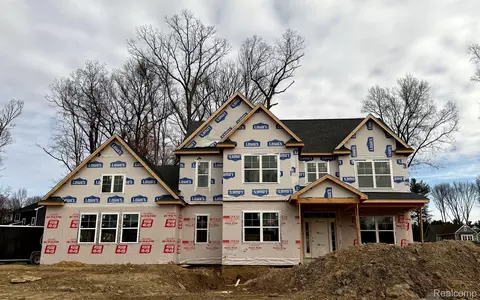 9090 Fielding Dr, Green Oak, MI 48116