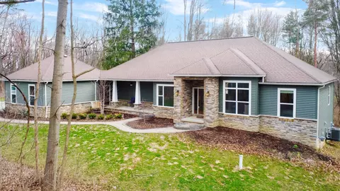 3841 Middle Rd, Highland, MI 48357