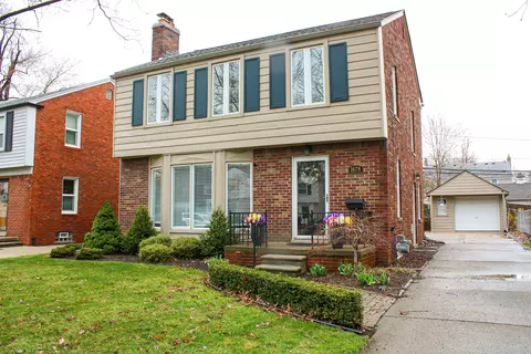 1678 Bournemouth Rd, Grosse Pointe Woods, MI 48236