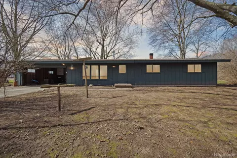 7925 Hough Rd, Almont, MI 48003