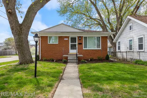 305 W Harwood Ave, Madison Heights, MI 48071