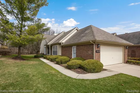 39438 Village Run Dr, Northville, MI 48168