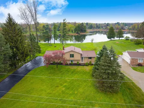 1365 Thistleridge Dr, Groveland, MI 48442