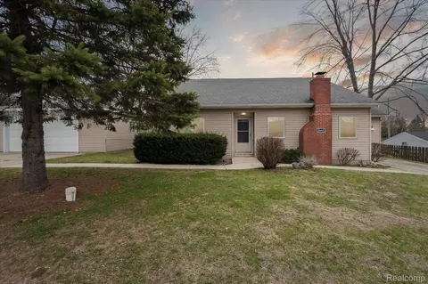 8650 Lakeview Blvd, Independence, MI 48348