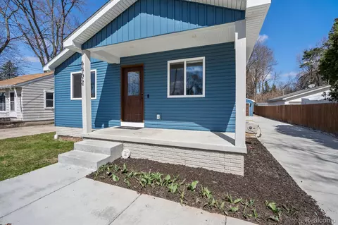 6502 Crest Dr, Waterford, MI 48329