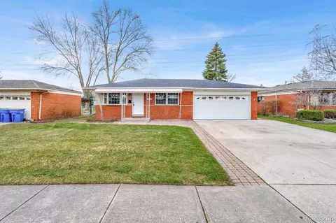 27161 Huntington Dr, Warren, MI 48088