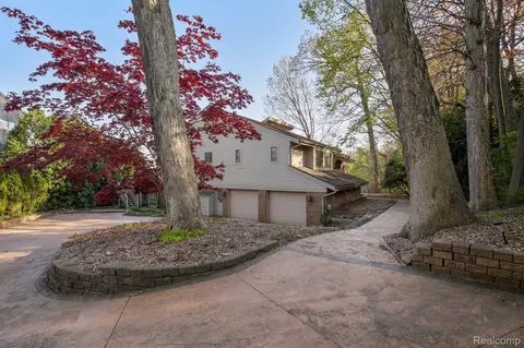 2996 Loon Lake Shores Rd, Waterford, MI 48329