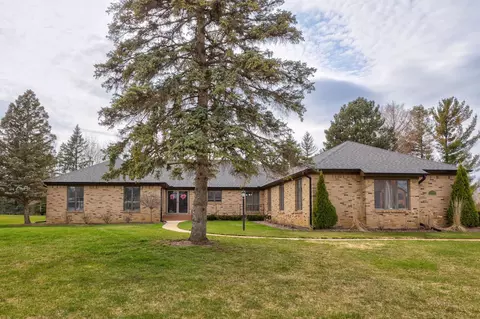 9350 Oakmont Dr, Grand Blanc, MI 48439