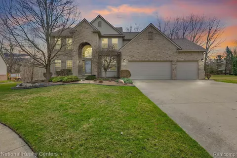 1030 Crestwood Crt Ct, South Lyon, MI 48178