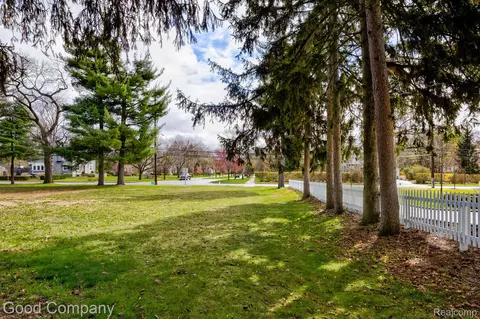 36 Ridge Rd, Pleasant Ridge, MI 48069
