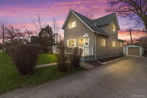 30 Cloverport Ave, Rochester Hills, MI 48307