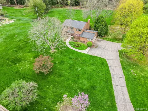 8165 Holcomb Rd, Springfield, MI 48348