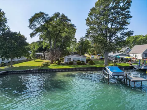 8337 River Rd, Cottrellville, MI 48039