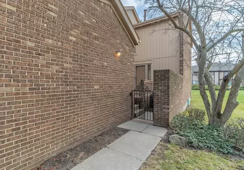 6250 Potomac Cir, West Bloomfield, MI 48322