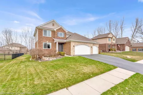 321 Red Cedar Dr, Oxford, MI 48371