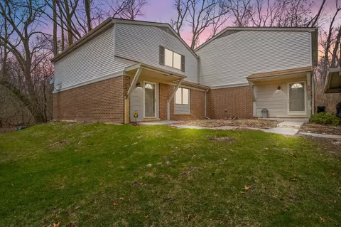 27213 Farmbrook Villa Dr, Southfield, MI 48034