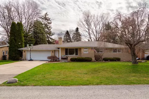 38532 Manchester St, Clinton Township, MI 48036