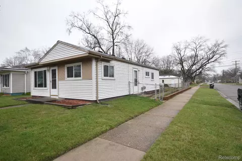 20100 Floral St, Livonia, MI 48152
