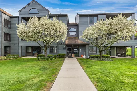 2465 Riverside Dr #312, Trenton, MI 48183